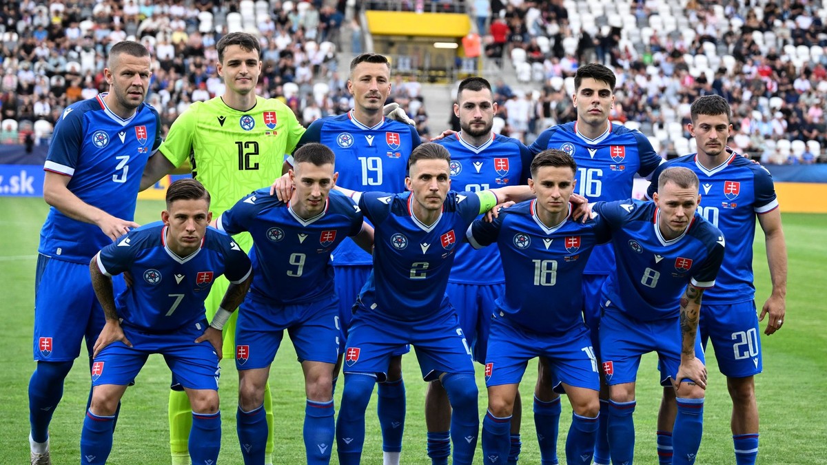 Na snímke hráči základnej jedenástky slovenskej futbalovej reprezentácie pózujú pred prípravným zápasom Slovensko - Čierna Hora v Košiciach.