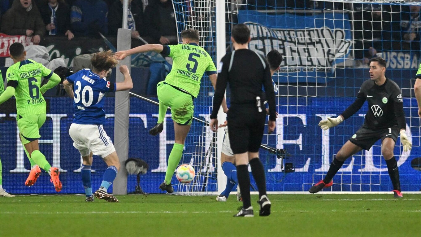 Český futbalista tímu Schalke 04 Alex Král (v modrom) v zápase proti Wolfsburgu. 