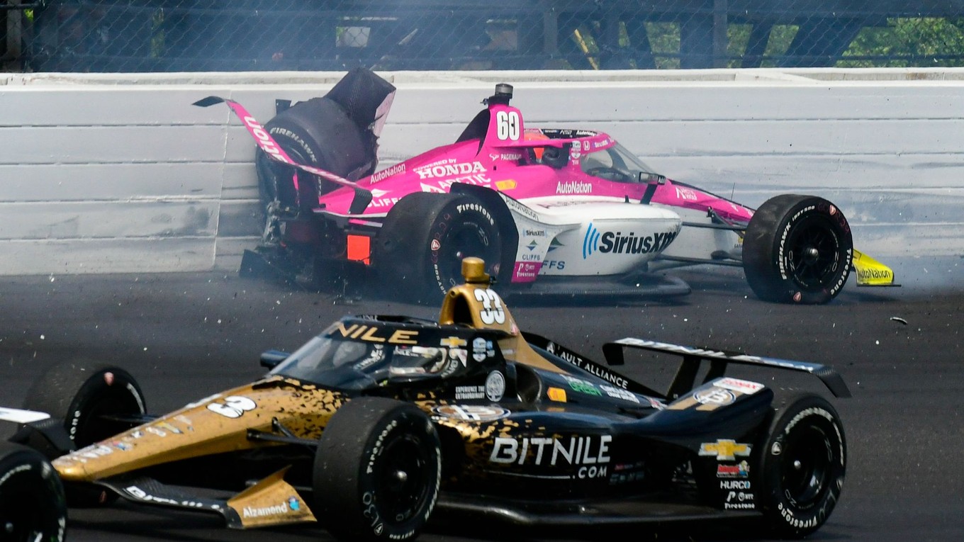 Fotka z nehody počas pretekov 500 míľ Indianapolis.