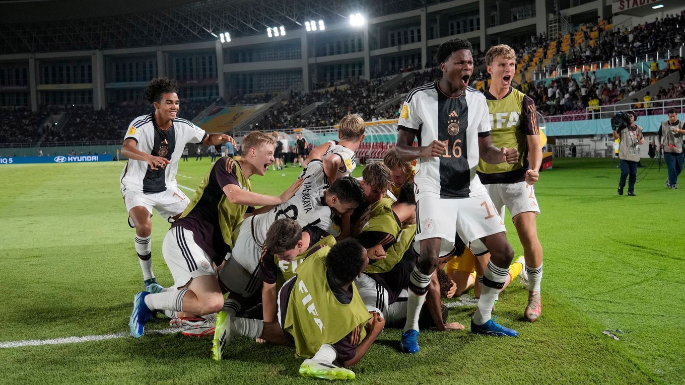 Nemeckí reprezentanti sa tešia po triumfe vo finále MS vo futbale do 17 rokov 2023.