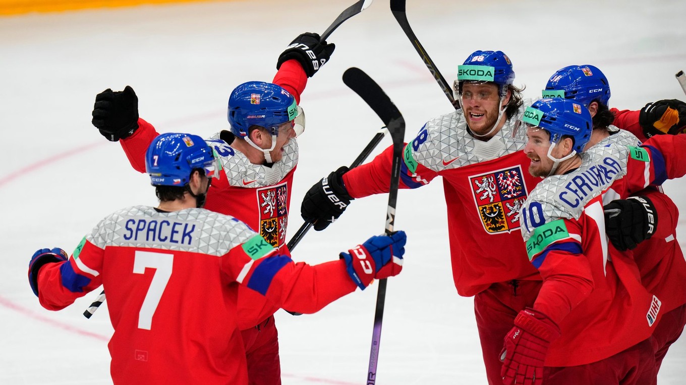Pavel Zacha oslavuje gól v zápase USA - Česko na MS v hokeji 2024. 