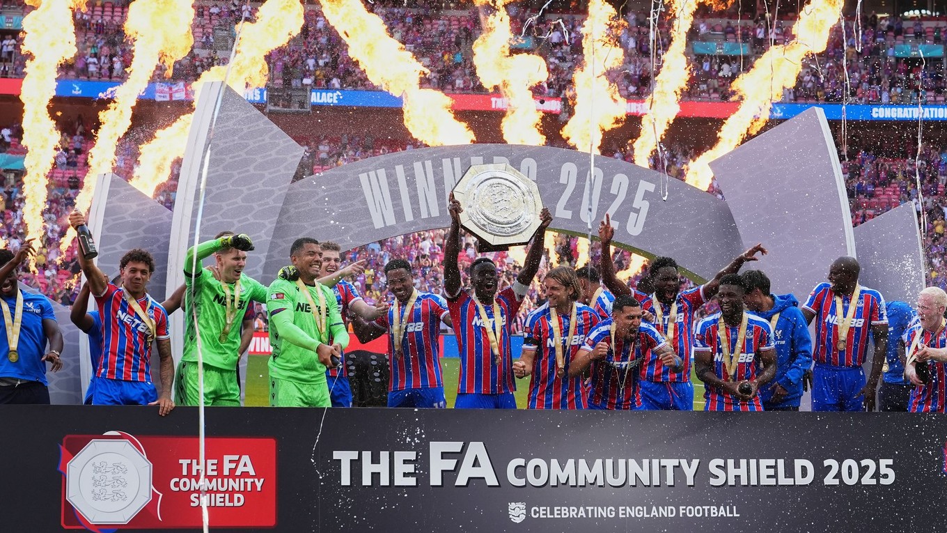 Crystal Palace oslavuje zisk trofeje v anglickom Superpohári.