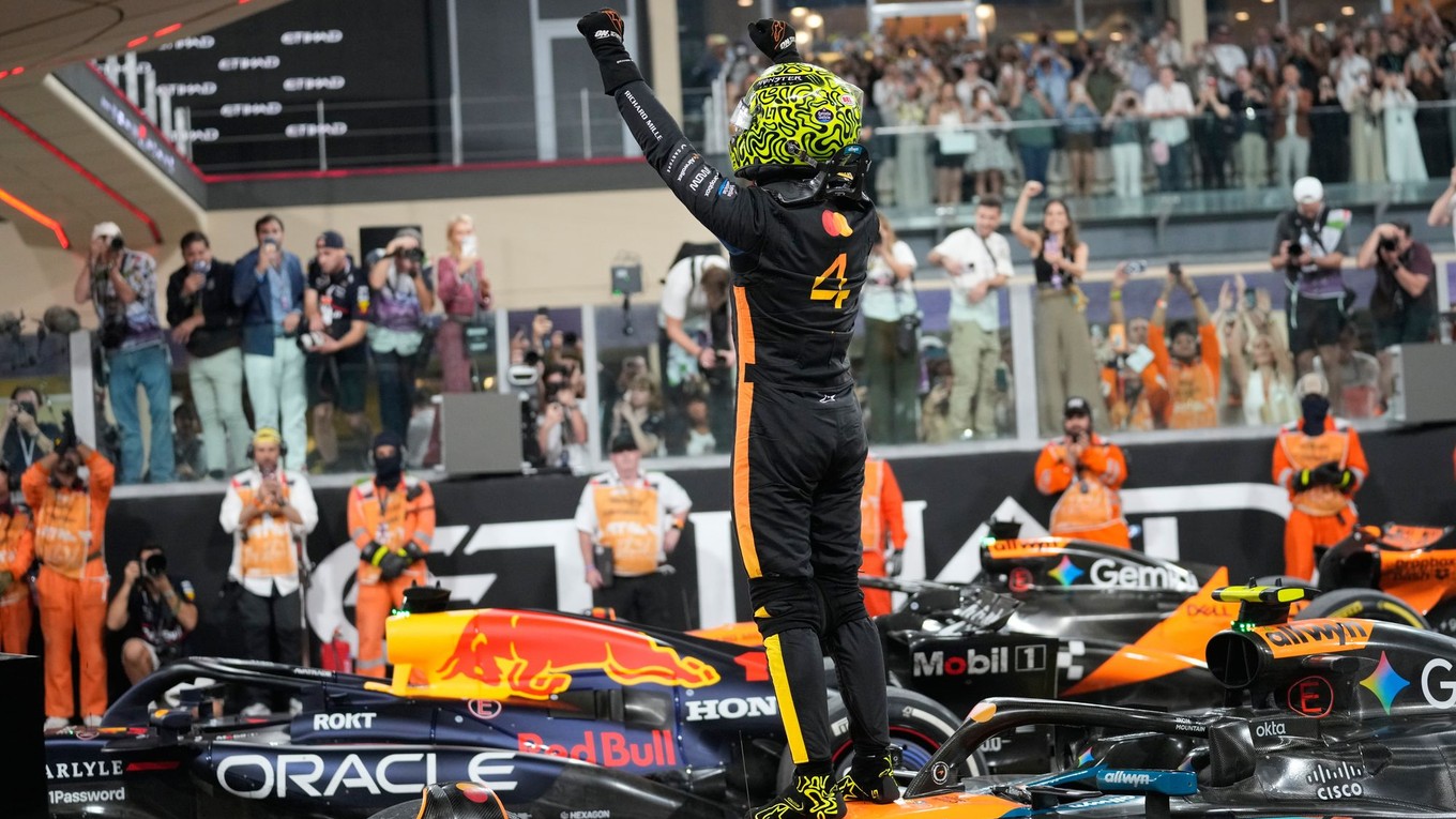 Lando Norris oslavuje zisk titulu vo formule 1.