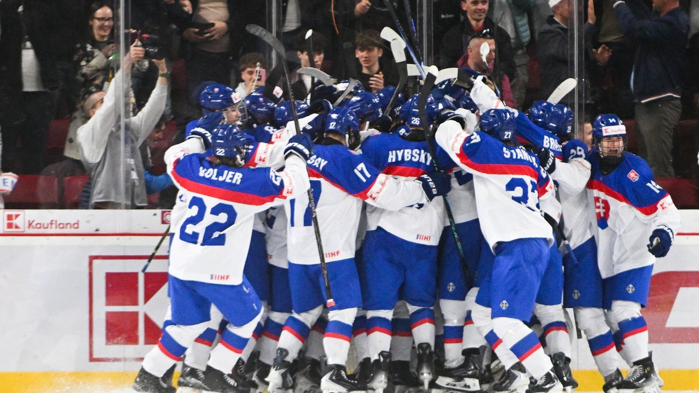 Na snímke hráči Slovenska sa tešia z výhry po zápase základnej A-skupiny medzi Kanadou a Slovenskom.