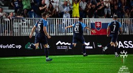 Adam Bombicz sa teší z gólu za Slovensko na MS v malom futbale 2023.