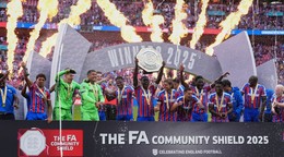 Crystal Palace oslavuje zisk trofeje v anglickom Superpohári.
