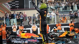 Lando Norris oslavuje zisk titulu vo formule 1.