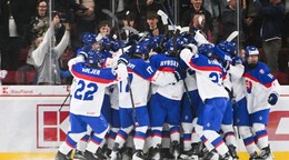 Na snímke hráči Slovenska sa tešia z výhry po zápase základnej A-skupiny medzi Kanadou a Slovenskom.