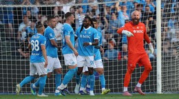 Vanja Milinkovic-Savic a hráči Neapolu. 