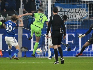 Český futbalista tímu Schalke 04 Alex Král (v modrom) v zápase proti Wolfsburgu. 