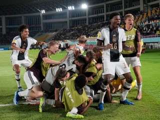 Nemeckí reprezentanti sa tešia po triumfe vo finále MS vo futbale do 17 rokov 2023.