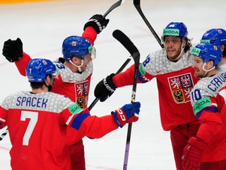 Pavel Zacha oslavuje gól v zápase USA - Česko na MS v hokeji 2024. 