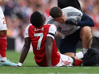 Zranený futbalista Arsenalu Londýn Bukayo Saka