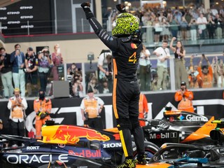 Lando Norris oslavuje zisk titulu vo formule 1.