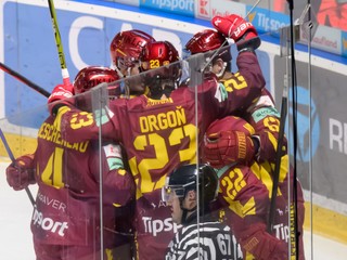 Hráči Trenčína sa tešia z gólu.