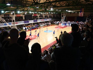 Atmosféra počas štvrtého zápasu finále play off Tipos extraligy v basketbale žien MBK Ružomberok - Piešťanské Čajky.