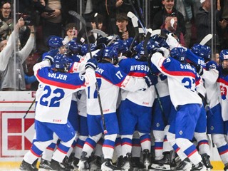 Na snímke hráči Slovenska sa tešia z výhry po zápase základnej A-skupiny medzi Kanadou a Slovenskom.