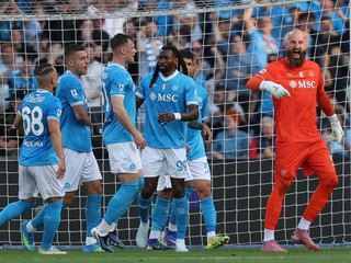 Vanja Milinkovic-Savic a hráči Neapolu. 