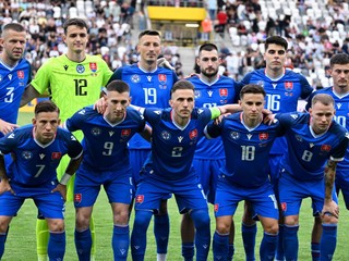 Na snímke hráči základnej jedenástky slovenskej futbalovej reprezentácie pózujú pred prípravným zápasom Slovensko - Čierna Hora v Košiciach.