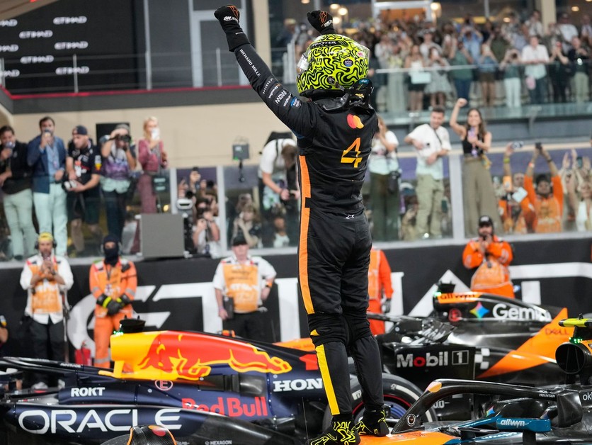 Lando Norris oslavuje zisk titulu vo formule 1. 