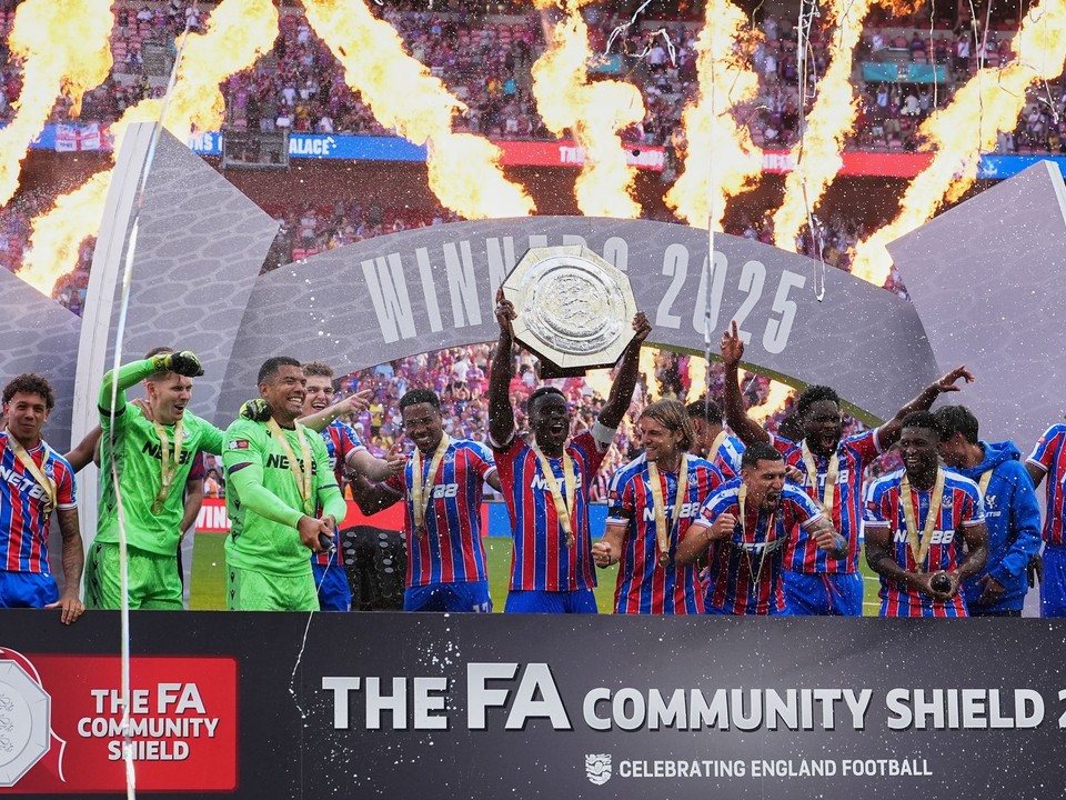 Crystal Palace oslavuje zisk trofeje v anglickom Superpohári.
