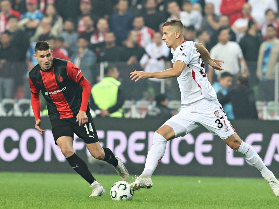 Slovenský futbalista Ľubomír Šatka (vpravo) v drese Samsunsporu 