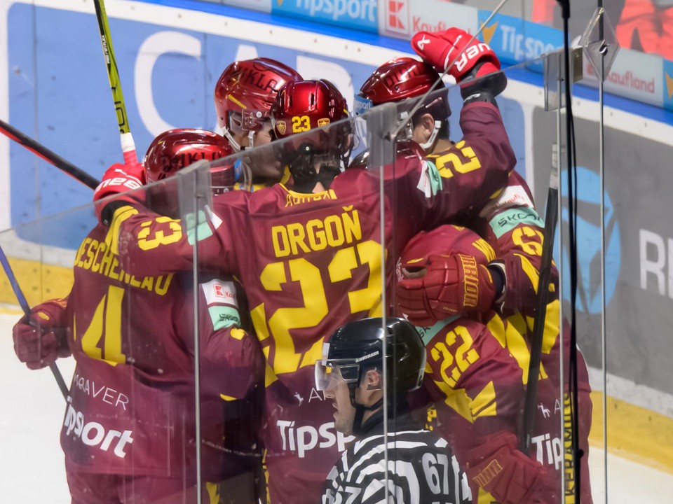 Hráči Trenčína sa tešia z gólu.