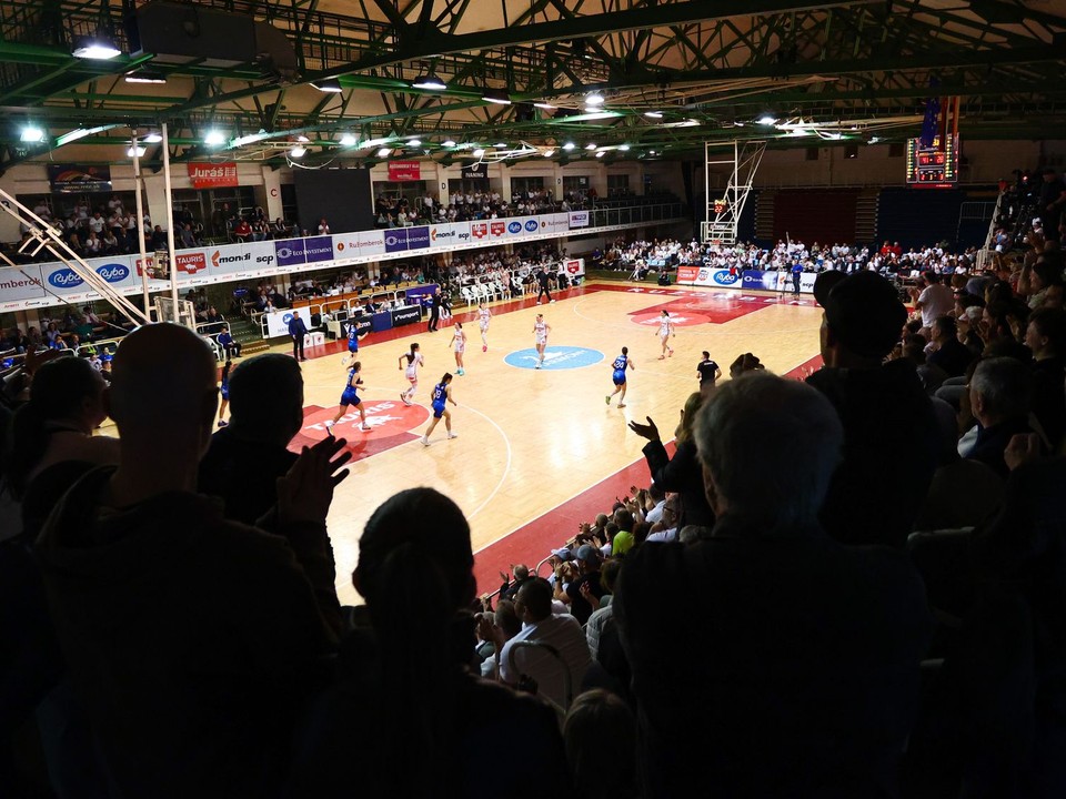 Atmosféra počas štvrtého zápasu finále play off Tipos extraligy v basketbale žien MBK Ružomberok - Piešťanské Čajky.
