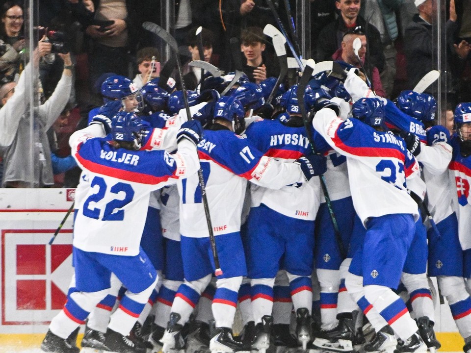 Na snímke hráči Slovenska sa tešia z výhry po zápase základnej A-skupiny medzi Kanadou a Slovenskom.