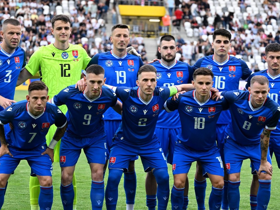 Na snímke hráči základnej jedenástky slovenskej futbalovej reprezentácie pózujú pred prípravným zápasom Slovensko - Čierna Hora v Košiciach.
