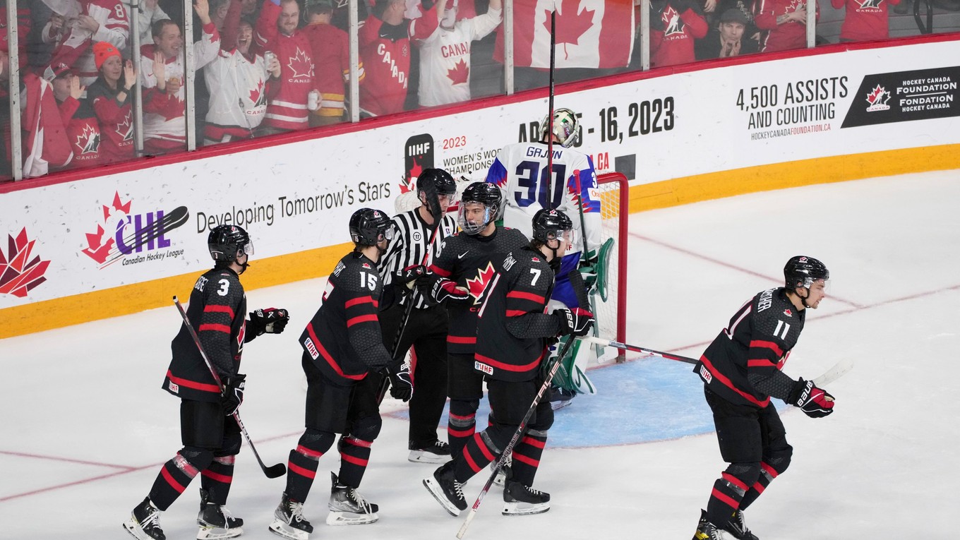 Hokejisti Kanady sa tešia po vstrelenom góle.