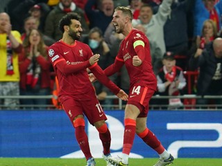 Jordan Henderson (vpravo) sa teší z gólu s Mohamedom Salahom. 