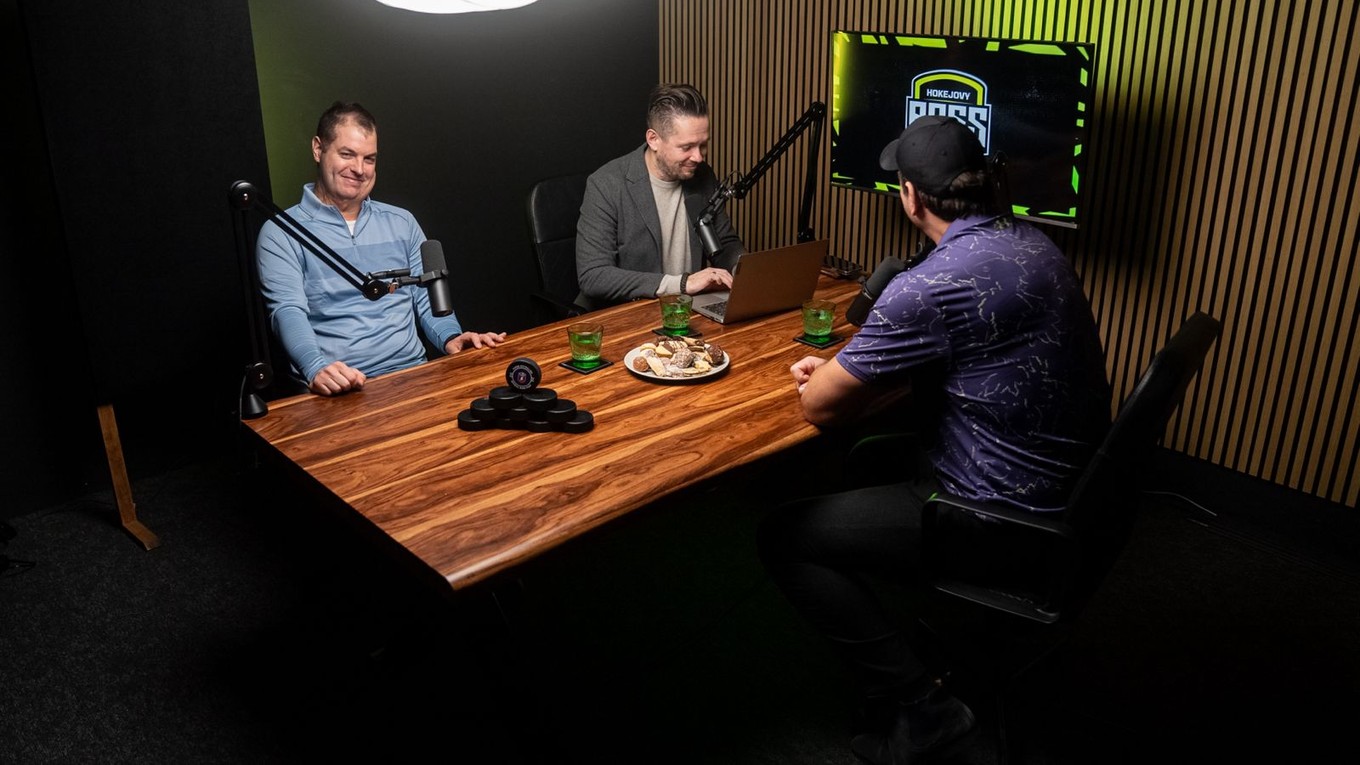 Stano Benčat, Ondrej Rusnák a Boris Valábik debatujú v podcaste Hokejový BOSS.