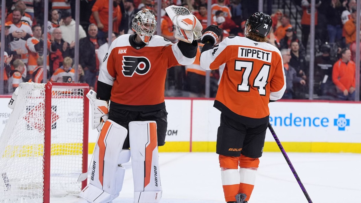 Daniel Vladař z tímu Philadelphia Flyers (vľavo) oslavuje spolu s Owenom Tippettom