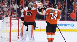 Daniel Vladař z tímu Philadelphia Flyers (vľavo) oslavuje spolu s Owenom Tippettom