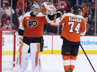 Daniel Vladař z tímu Philadelphia Flyers (vľavo) oslavuje spolu s Owenom Tippettom