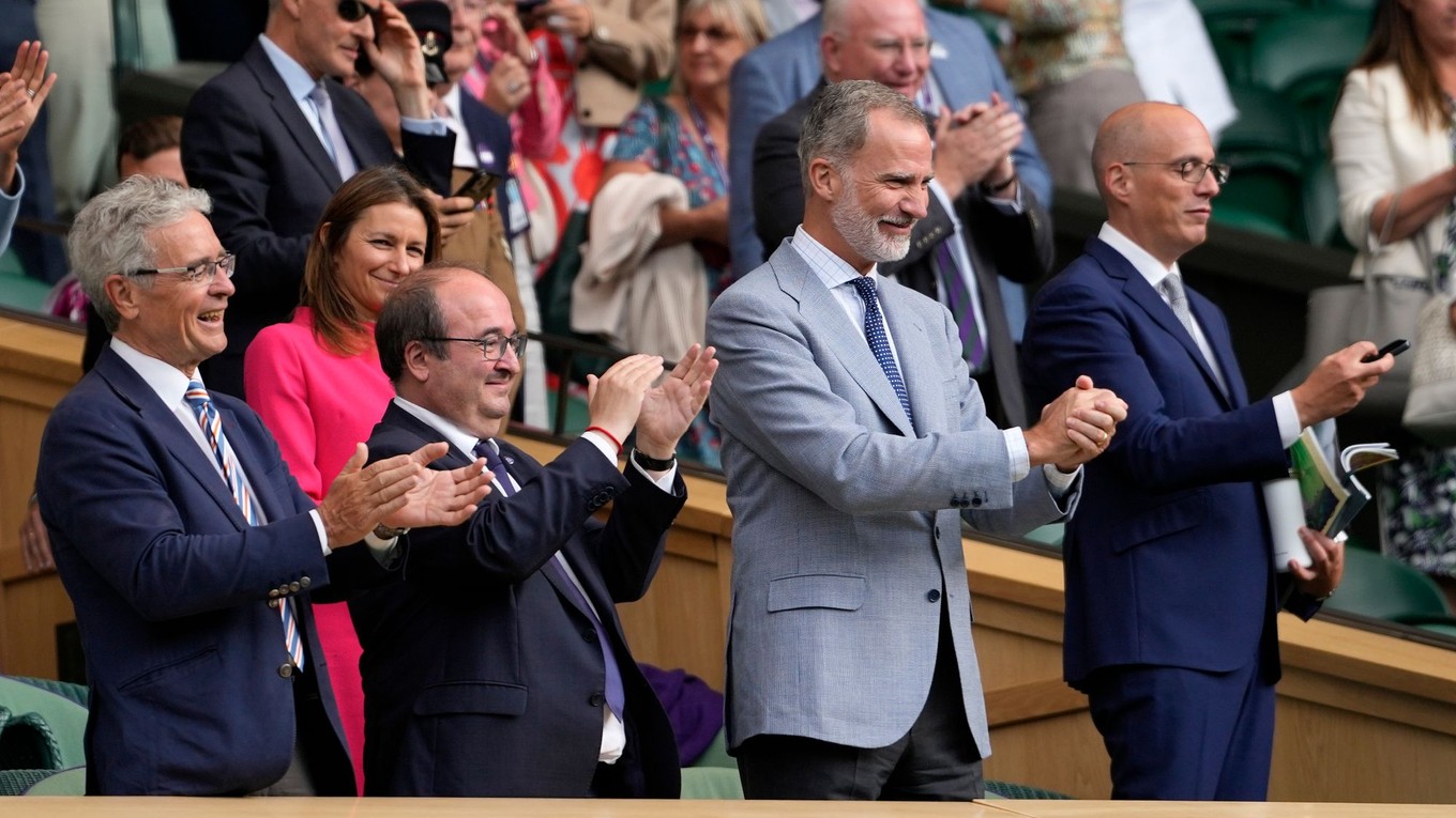 Španielsky kráľ Filip VI. tlieska Carlosovi Alcarazovi po triumfe vo Wimbledone. 