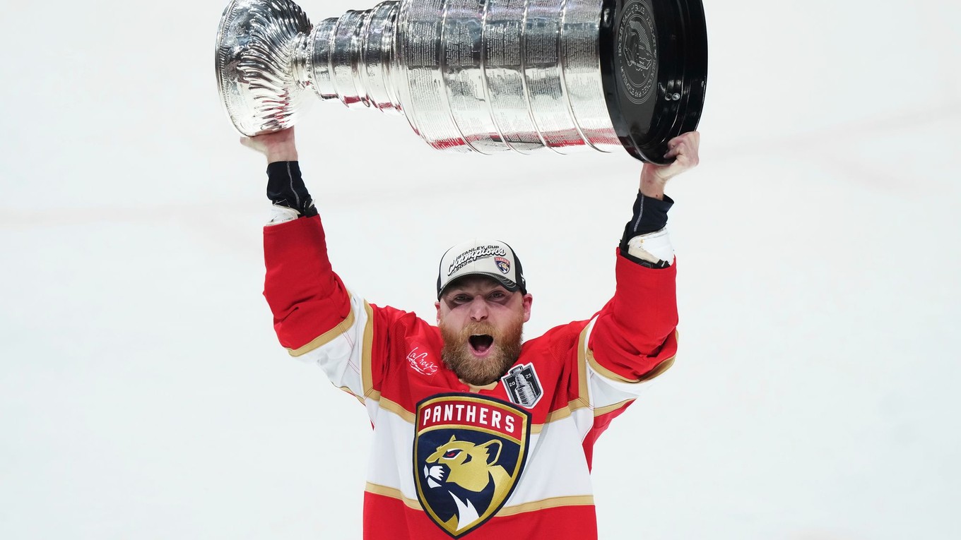 Na snímke hráč Floridy Sam Bennett dvíha nad hlavu Stanleyho pohár po šiestom stretnutí finále play off.