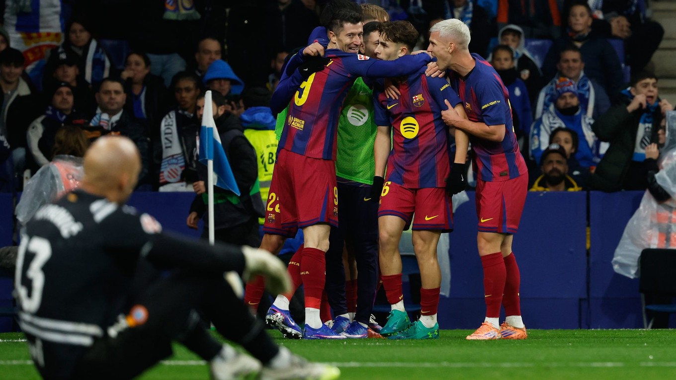 Hráč Barcelony Robert Lewandowski (9) oslavuje so spoluhráčmi po tom, ako strelil druhý gól proti Espanyolu.