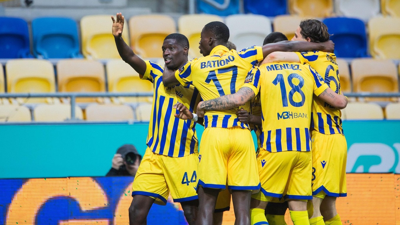Hráči FC DAC 1904 Dunajská Streda oslavujú gól.