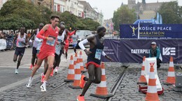Na snímke elitní bežci na obrátke maratónskej trate počas 102. ročníka Medzinárodného maratónu mieru (MMM) v Košiciach, 5. októbra 2025. FOTO TASR – František Iván
- Slovensko
- šport
- atletiky
- atletika
- maratón
- Medzinárodný
- mieru
- MMM
- Košice
- 102.
- ročník
- KEX