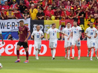 Ivan Schranz sa so spoluhráčmi teší po strelenom góle v zápase Slovensko - Belgicko v skupine E na EURO 2024.