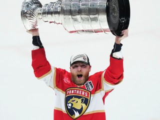 Na snímke hráč Floridy Sam Bennett dvíha nad hlavu Stanleyho pohár po šiestom stretnutí finále play off.