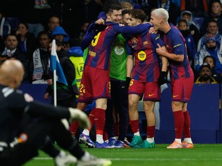 Hráč Barcelony Robert Lewandowski (9) oslavuje so spoluhráčmi po tom, ako strelil druhý gól proti Espanyolu.