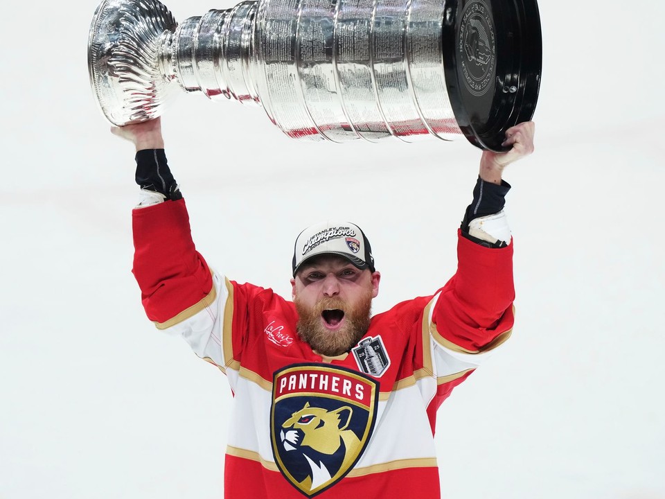 Na snímke hráč Floridy Sam Bennett dvíha nad hlavu Stanleyho pohár po šiestom stretnutí finále play off.