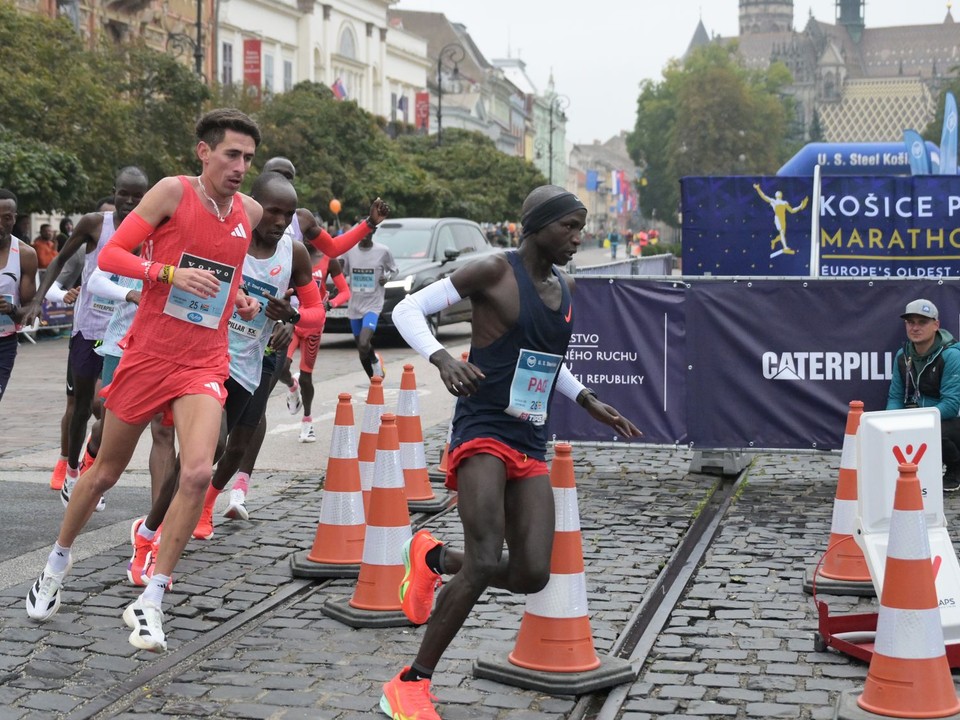 Na snímke elitní bežci na obrátke maratónskej trate počas 102. ročníka Medzinárodného maratónu mieru (MMM) v Košiciach, 5. októbra 2025. FOTO TASR – František Iván

- Slovensko
- šport
- atletiky
- atletika
- maratón
- Medzinárodný
- mieru
- MMM
- Košice
- 102.
- ročník
- KEX