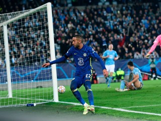Hakim Ziyech strieľa gól do siete švédskeho klubu Malmö FF. 