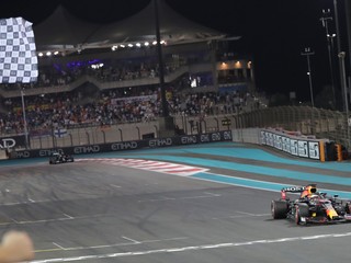 Dráma a šokujúci záver. Ako Verstappen tromfol Hamiltona na samom konci