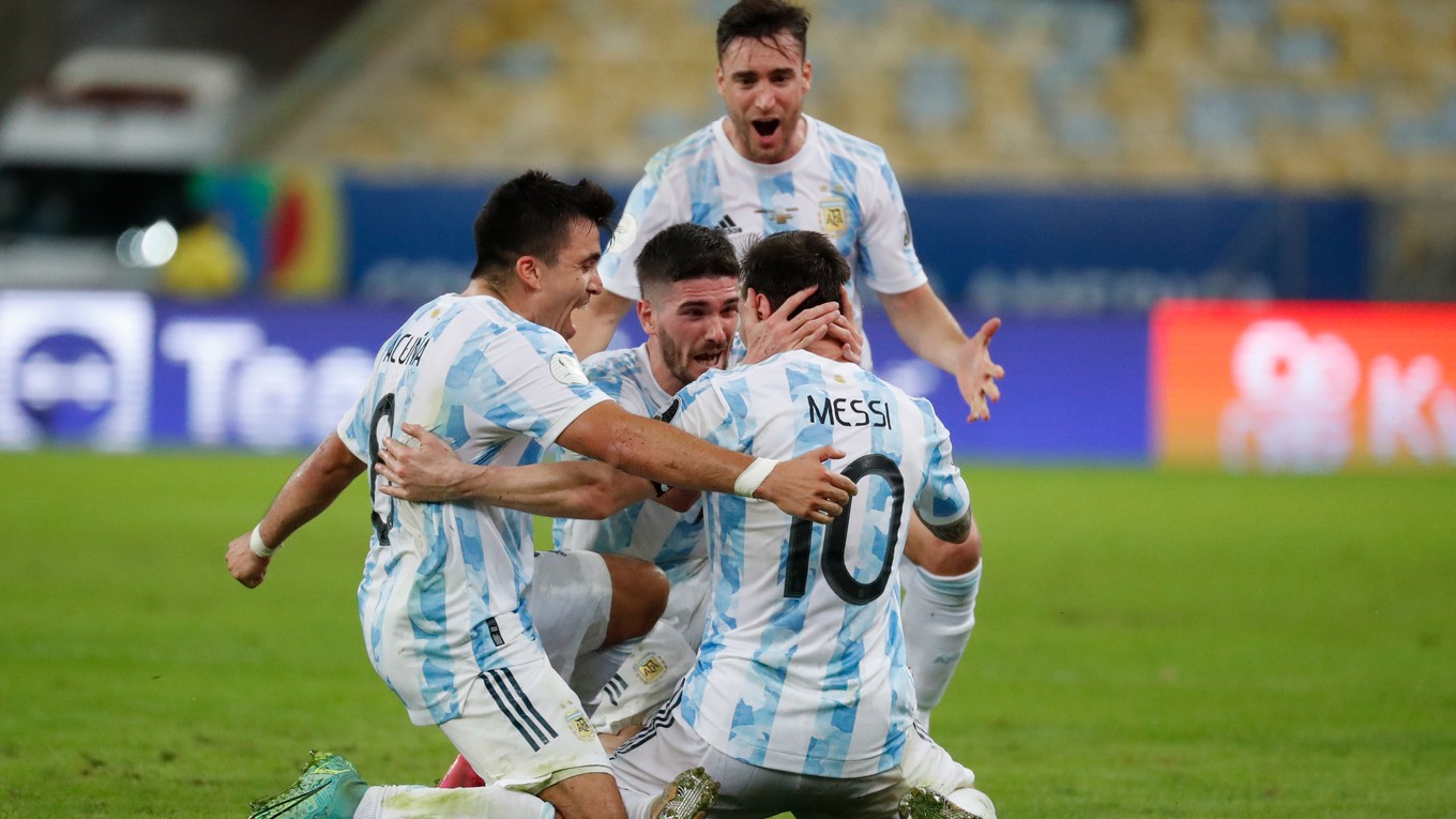 Futbalisti Argentíny sa tešia spolu s Lionelom Messim.