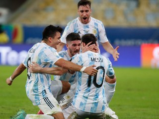 Futbalisti Argentíny sa tešia spolu s Lionelom Messim.